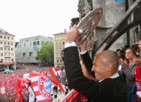 Fussball 1. Bundesliga  Meisterfeier FC Bayern Muenchen 14/15: Arjen Robben mit Schale