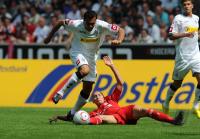 1. FUSSBALL BUNDESLIGA: Juan Arango (li, Gladbach) gegen Jonjo Shelvey (re, Liverpool)