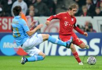 Fussball CHL  Saison 2011/2012:  Federico Fernandez (li, SSC Neapel) gegen Philipp Lahm (FC Bayern Muenchen)