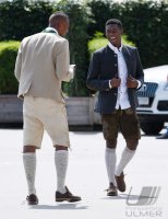 Fussball 1. Bundesliga 15/16: David Alaba (FC Bayern Muenchen) mit Schuhplattler