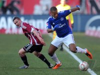 Fussball 1. Bundesliga :  Markus Mendler  (li, 1 FC Nuernberg) gegen Dennis Aogo (re, Hamburger SV)
