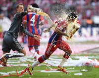 Fussball, 1. Bundesliga  Saison 13/14: Weissbierdusche, Meister FC Bayern Muenchen