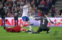 Fussball International EM 2012-Qualifikation:  Stephan LICHTSTEINER (li, Schweiz) gegen Wayne ROONEY (mitte, England) gegen Diego BENAGLIO (re, Schweiz)