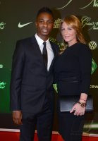 Fussball, 1. Bundesliga Saison 2012/2013: Eljero Elia posiert mit Ehefrau Sanne