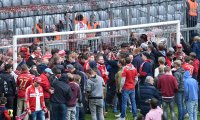 Fussball 1. Bundesliga Saison 15/16: Jubel FC Bayern Muenchen Fans im Innenraum der Allianz Arena