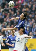 Fussball 1. Bundesliga: FC Schalke 04 - 1.FC Koeln, Zweikampf