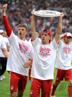 Fussball 1. Bundesliga : Jubel mit Meisterschale Thomas Mueller, Franck Ribery (v. li., FCB)