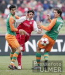 Fussball 1. Bundesliga: Bayern - Bremen, Zweikampf