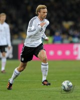 FUSSBALL INTERNATIONALES TESTSPIEL:  Ukraine - Deutschland, ROLFES am Ball