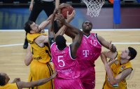 Basketball 1. Bundesliga 13/14:  Walter Tigers Tuebingen - Telekom Baskets Bonn
