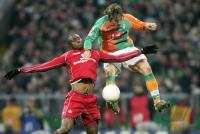 Fussball 1. Bundesliga: Bremen - Kaiserslautern, Zweikampf