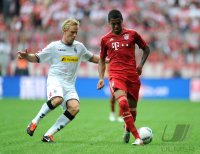 Fussball 1. Bundesliga, Saison 2011/2012:  Mike Hanke (li, Borussia Moenchengladbach)  gegen Luiz Gustavo (re, FC Bayern Muenchen)