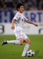 Fussball: Champions League, Saison 2010/2011: Schalke, UCHIDA am Ball