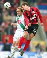 Fussball 1. Bundesliga: Leverkusen - Bremen, Zweikampf