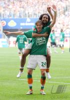 Fussball 1. Bundesliga: Hamburg - Bremen, BOROWSKI UND OWOMOYELA jubeln