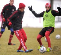 Fussball 1. Bundesliga: Takashi Usami  (li,) gegen Arjen Robben (FC Bayern Muenchen)