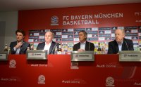 Basketball 1. Bundesliga 2012/2013:  Sportdirektor Marko Pesic, Praesident Uli Hoeness , Trainer Svetislav Pesic, Rudolf Schels (v. li., FC Bayern Muenchen)