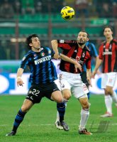 FUSSBALL SERIE A: Diego Milito  (li, Inter) gegen Gianluca Zambrotta (re, AC Mailand)