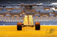 Fussball 1. Bundesliga : Waermelampen in der Allianz Arena zur Bestrahlung des Rasens