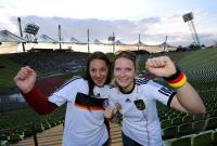 FUSSBALL WM 2010, Public Viewing im Olympiastadion MuenchenFUSSBALL WM 2010, VORRUNDE: Deutschland - Serbien