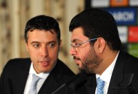 2. Fussball Bundesliga: (v. li.) Hamada Iraki (Dolmetcher) , Investor Hasan Ismaik