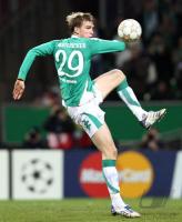 Fussball, Champions League: Werder Bremen MERTESACKER Einzelaktion