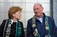 1. Fussball Bundesliga: Vizepraesident Franz Maget mit Susanne Breit - Kessler Evangelische Regionalbischoefin (v.re., 1860 Muenchen)