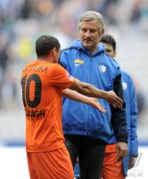 2. Fussball Bundesliga: Mimoun Azaouagh , Trainer Andreas Bergmann (v. li., VfL Bochum)