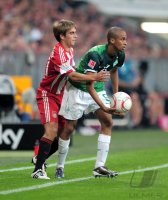Fussball 1. Bundesliga  Saison 2010/2011: Philipp Lahm (li, FC Bayern Muenchen) gegen Wesley (re, SV Werder Bremen)
