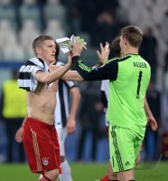 FUSSBALL INTERNATIONAL CHL VIERTELFINALE 12/13: JUBEL FC Bayern Muenchen Schweinsteiger (li) klatscht Torwart Neuer