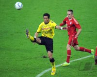 Fussball 1. Bundesliga, Saison 2011/2012: Lucas Barrios (li, Borussia Dortmund) gegen Franck Ribery (FC Bayern Muenchen)