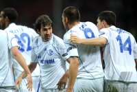 FUSSBALL CHL  Saison 10/11:  RAUL, Edu, Kyriakos Papadopoulos (v. li., FC Schalke 04)