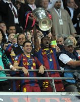 Fussball Champions League Finale 2011: Jubel mit POKAL Xavi Hernandez, Eric Abidal  (v.li., Barca)