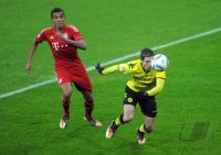 Fussball 1. Bundesliga, Saison 2011/2012: Luiz Gustavo (li, FC Bayern Muenchen) gegen Robert Lewandowski (Borussia Dortmund)