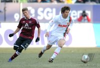 Fussball 1. Bundesliga, Saison 2011/2012: Mike Frantz  (li, 1 FC Nuernberg) gegen Koo Ja Cheol (FC Augsburg)