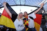 FUSSBALL WM 2010, Public Viewing im Olympiastadion MuenchenFUSSBALL WM 2010, VORRUNDE: Deutschland - Serbien