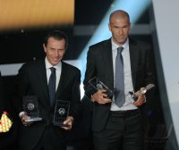 Fussball International  FIFA Ballon d Or 2011:  Zinedine Zidane (Frankreich) und Emilio Butragueno (Spanien)