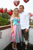 FUSSBALL 1. BUNDESLIGA 14/15:  FC Bayern Muenchen besucht das Oktoberfest 2014