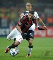 Fussball Champions League  Saison 2010/2011: Thiago Silva (li, AC Mailand) gegen Steven Pienaar (re, Tottenham Hotspur)