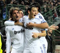 Fussball Champions League  Saison 2010/2011: (v. li.) REAL JUBEL mit PEDRO LEON SANCHEZ, Mesut OEZIL
