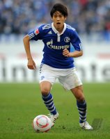 Fussball: 1. Bundesliga Saison 2010/2011: FC Schalke 04, UCHIDA Einzelaktion