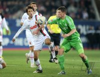 Fussball 1. Bundesliga, Saison 2011/2012: Hajime Hosogai (li, FC Augsburg) gegen Alexander Madlung (VfL Wolfsburg)