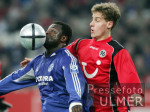 Fussball 1. Bundesliga: Schalke - Hannover, Zweikampf