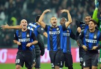 FUSSBALL SERIE A: Jubel Esteban Cambiasso, Walter Samuel , Javier Zanetti (v. li., Inter Mailand)