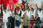 Fussball DFB-POKAL: BAYERN - LAUTERN, FCB mit Pokal