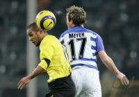 Fussball 1. Bundesliga: Dortmund - Duisburg, Zweikampf