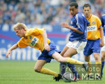 Fussball 1. Bundesliga: Schalke - Berlin, Zweikampf