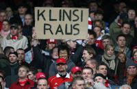 Fussball 1. Bundesliga: Bremen - Bayern, Fan gegen Klinsi