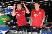 Fussball 1. Bundesliga Saison   2011/2012 :  Franck Ribery (li, FC Bayern Muenchen) legt am DJ Mischpult Musik auf