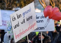 Kundgebung im Tuebinger Anlagenpark: 1200 Menschen demonstrierten gegen die einrichtungsbezogene Impfpflicht